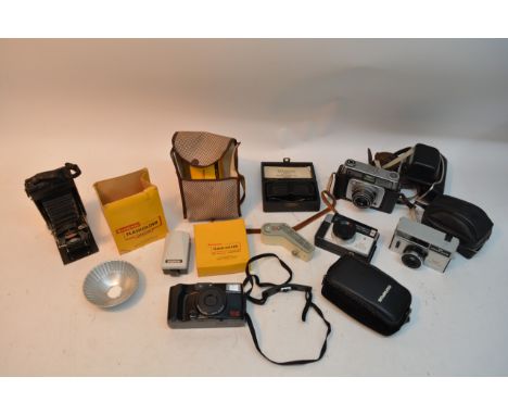 A collection of vintage cameras to include an Agfa Anastigmat.
