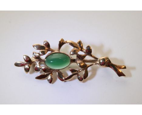 A 9ct gold green cabachon jade spray brooch.