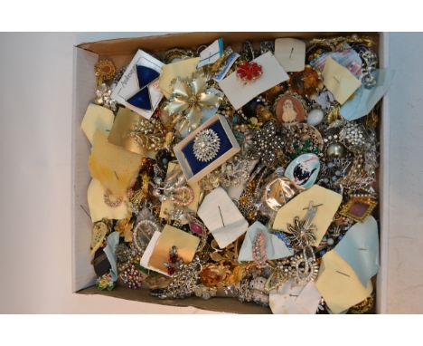 A similiar large quantity of assorted vintage brooches including diamante