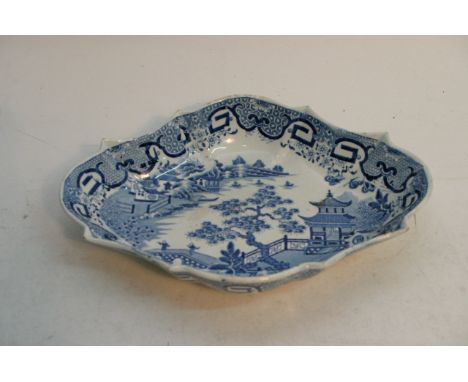 A circa 1815 Spode blue and white pearlware dish in Flying Pennant pattern.
