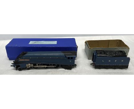 Hornby Dublo train engine, Sir Nigel Gresley with a tender. Condition ReportPlaywear, light paint chips. not original box.&nb