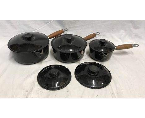 Set of three Le Creuset French cast iron pans, sizes 22, 20 and 14, with two spare lids, size 16 and 18. Condition ReportHeav