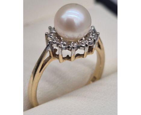 9ct yellow gold, single pearl and diamond cluster ring. [Ring size M] [2.68Grams]