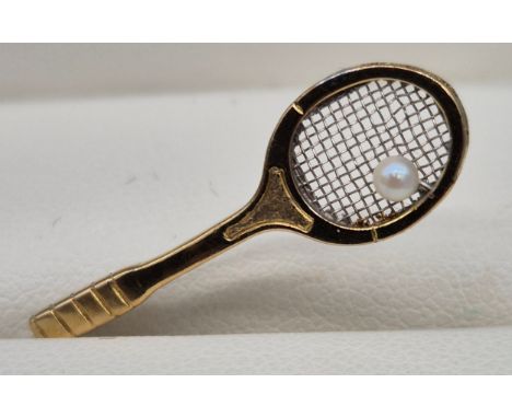 9ct yellow gold tennis racket pin badge. Fitted with a single pearl. [1.39grams] [4cm length]