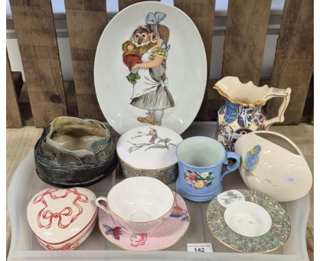 Tray of collectable porcelain: Griselda Hill Wemyss pottery heart shaped trinket box, Pottery vase, Wedgwood Humming birds tr