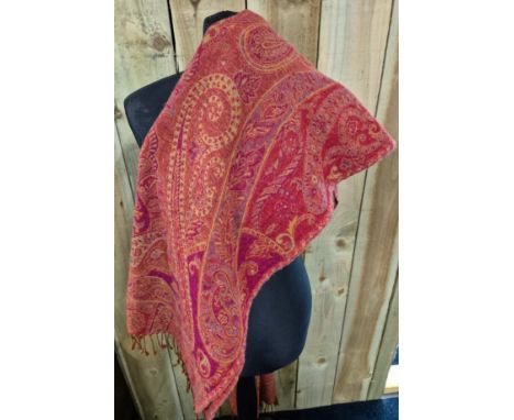 A Vintage Paisley pattern Shawl. [194x60cm] 