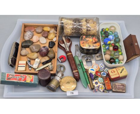 A Tray of collectables; Small three pull scope, Polished agate stones, Fruit knives, Snake skin, Marbles, Bowling badges, Sha