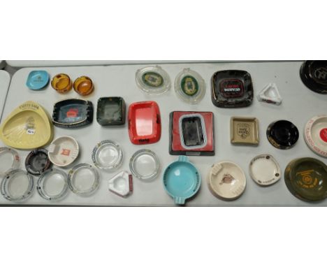 A collection of ceramic pub advertising ashtrays including Cutty Sark, Double Diamond, Jamesons, Bristol, Martini etc (28)
