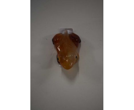 An Agate ware model of a frog with black eyes