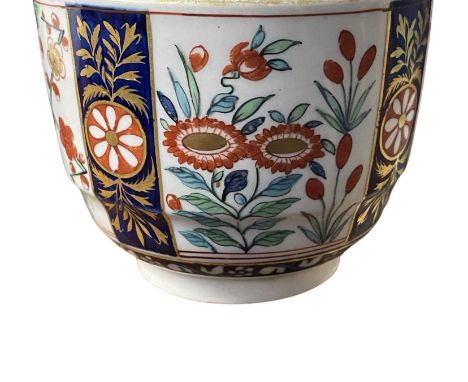 An 18th Century Worcester porcelain sucrier with Kakiemon design, Worcester crescent mark to base