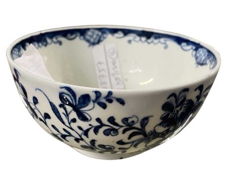 A Lowestoft porcelain sugar bowl with blue and white Worcester type design, 10cm diameter