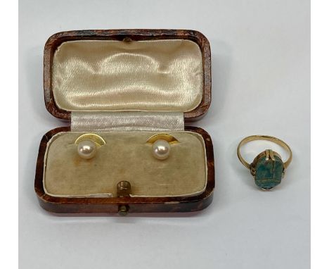 Gold scarab ring, foreign stamps to outer shank, size H, 2.3g, together with two similar 9ct faux pearl dress studs in associ