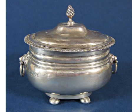 Good quality Edwardian silver lidded large mustard or sucrier, with twin lion head ring handles and fluted finials, with gadr