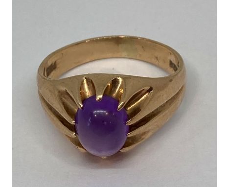 9ct claw set cabochon amethyst ring, size S, 5.1g 