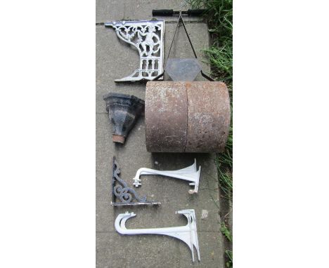 A small cast iron garden roller with T shaped handle, together with two pairs of reclaimed cast iron and enamelled sink brack