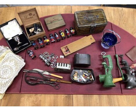 Miscellanea: table linen and lace, old tins, keys, buttons, badges, a cased electroplate egg cup and spoon, nine Robertsons b