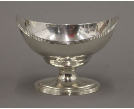 A Georgian silver navette pedestal bowl. 13 cm wide. 128.8 grammes.
