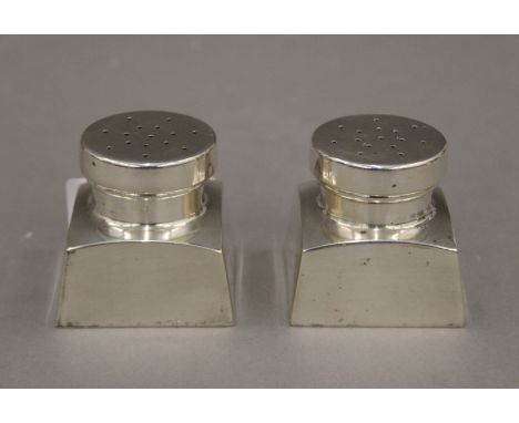 A pair of American Gorham sterling silver pepperettes. 4 cm high.