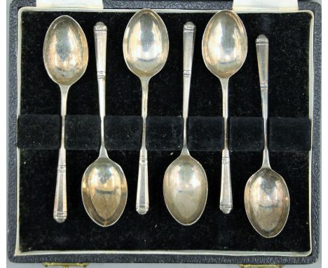 A cased set of silver tea spoons. 72.7 grammes. 