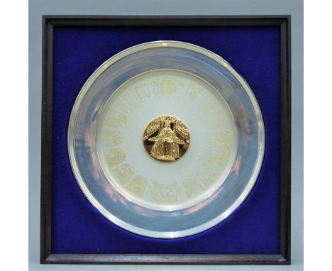 A boxed limited edition silver College of Arms 1953-1978 Queens Coronation dish. 26.5 cm diameter. 580.5 grammes.