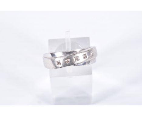 A 9CT WHITE GOLD DIAMOND RING, crossed band design set with a row of five small round brilliant cut diamonds, estimated total