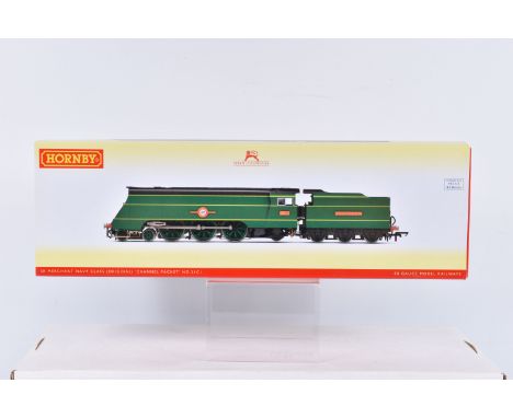 A BOXED OO GAUGE HORNBY RAILWAY MODEL, CLASS 8P Merchant Navy 4-6-2, no. 21C1 'Channel Packet' , in SR Malachite Green Livery