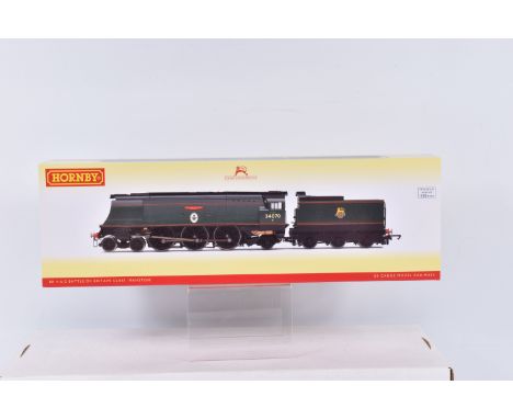 A BOXED OO GAUGE HORNBY RAILWAY MODEL BR 4-6-2, 7P6F Battle of Britain Class, no. 34070,  'Manston',  in BR Green with early 