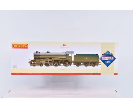 A BOXED OO GAUGE HORNBY LIMITED EDITION RAILWAY MODEL, B17 Class, Ex-LNER 4-6-0 , no. 61662 'Manchester United' , in late Bri