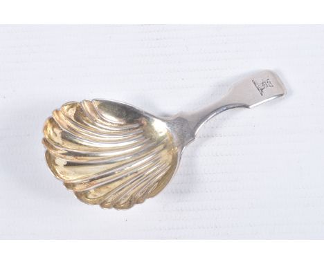 AN EARLY 19TH CENTURY SILVER CADDY SPOON, with shell design gilt bowl, with leopard head engraved to terminal, hallmark for L