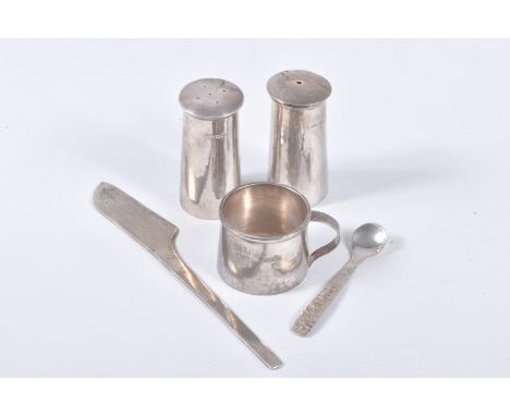 AN ELIZABETH II SILVER FOUR PIECE CRUET SET AND A BUTTER KNIFE, the cruet items of conical form with planished finish, bark e