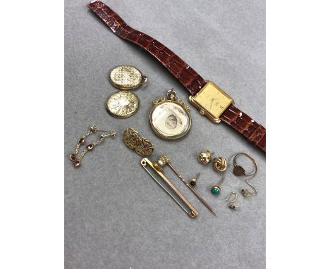 A 9ct GOLD HEAD ONLY CWC QUARTZ WATCH, AN ANTIQUE GOLD LOCKET, A PAIR OF 9ct GOLD CELTIC STUD EARRINGS, A 9ct GOLD AND SEED P