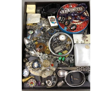 A GOOD SELECTION OF VINTAGE AND ANTIQUE JEWELLERY TO INCLUDE A MICRO MOSIAC PANEL PART BRACELET, EARRINGS AND BROOCH, A SILVE