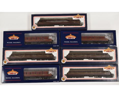 A SELECTION OF 7 BACHMANN 00 GAUGE PASSENGER AND UTILITY COACHES