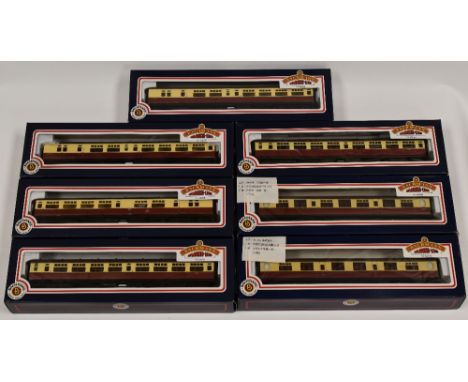 A SELECTION OF 7 BACHMANN 00 GAUGE PASSENGER COACHES