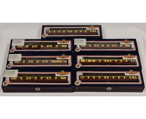 A SELECTION OF 7 BACHMANN 00 GAUGE BR CRIMSON/CREAM PASSENGER COACHES