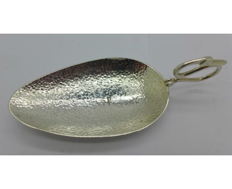 A hammered silver caddy spoon, 34g, 11cm