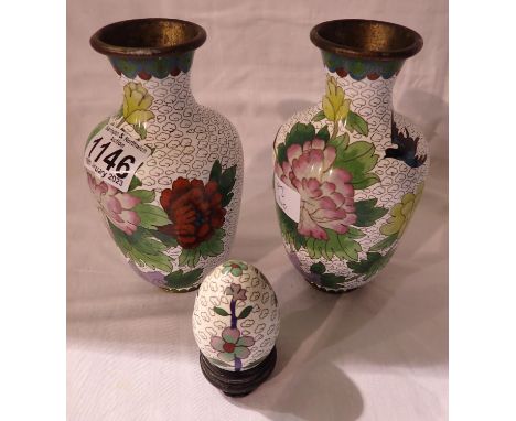 Pair of small Oriental vases, each H: 17 cm and a Cloisonne type egg. P&amp;P Group 2 (£18+VAT for the first lot and £3+VAT f