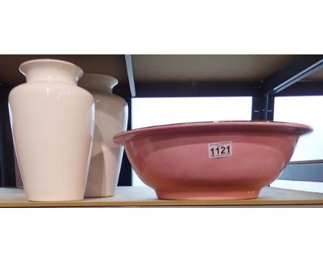 Pink ceramic wash bowl with two white ceramic vases, largest H: 30 cm. Not available for in-house P&amp;P 
