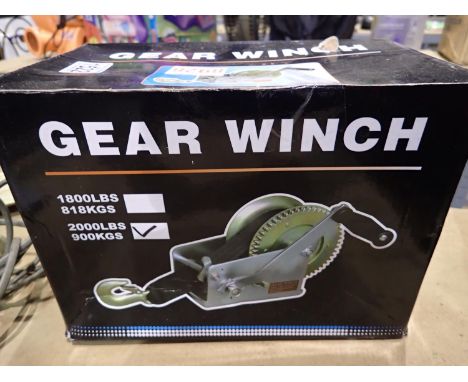 New unused 2000LB manual gear winch. P&P Group 2 (£18+VAT for the first lot and £3+VAT for subsequent lots) 