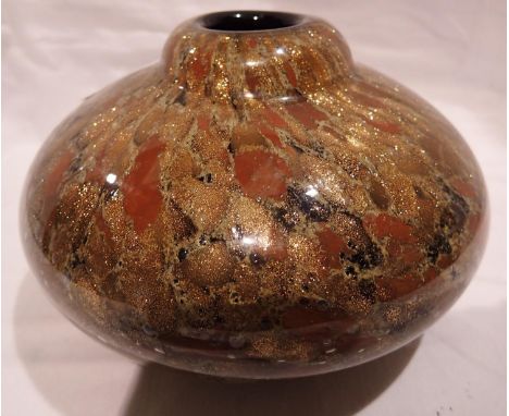 Studio Art glass vase with glitter golds, reds and browns, H: 10 cm, no cracks, chips or crazing. P&amp;P Group 1 (£14+VAT fo