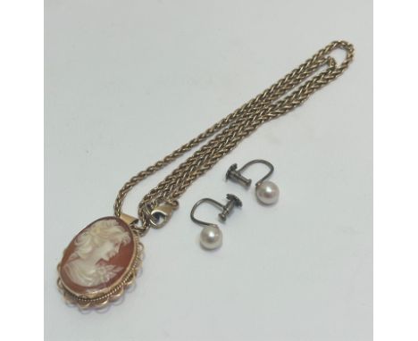 A 9ct gold mounted oval shell carved cameo brooch/pendant with rope pattern and open work border, (l 2.2cm x w 2cm) on rope p