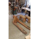 2,000kg Hand Hydraulic Pallet Truck