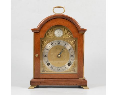 Elliott mahogany cased bracket clock. gilt dial signed Beards of Cheltenham, movement striking on a bell, 25cm.