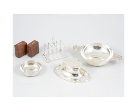 A quantity of silver items, including a quaich by Wakely &amp; Wheeler, London 1946, an inkwell with clear glass insert by A 