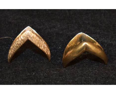 A 9ct gold wishbone ring, size O; another textured, size L, 5.8g (2)