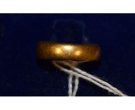 Jewellery - a 22ct gold wedding band, size K, 3.5g