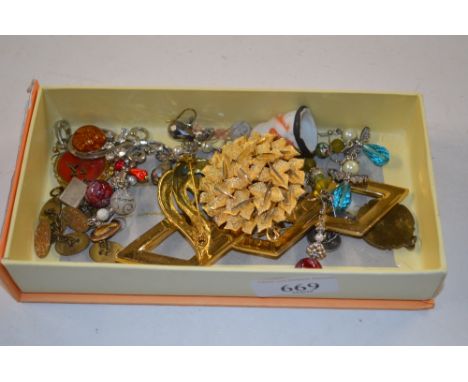 A tray containing costume brooches, ear-ring and other jewellery 