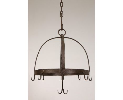 Smeedijzeren wildkroon, 18e eeuw; Uitgevoerd met acht op de ring geplaatste haken, twee vanuit centrale spil. h. 57 cm, diam.