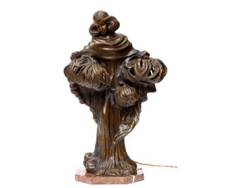 Frankrijk, bronzen lamp in de vorm van een staande vrouw, Art Nouveau stijl Uitgevoerd met twee geïntegreerde lichtpunten. Ge
