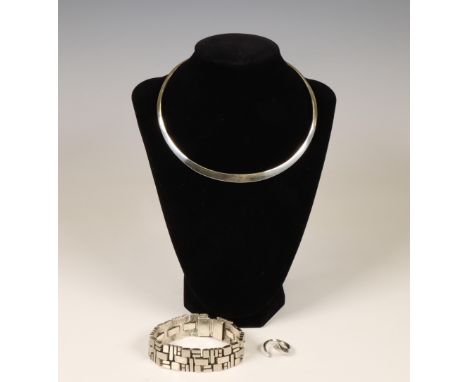 Drie stuks modernistische zilveren sieraden, een spang collier, spang ring en zware armband opgebouwd uit vele vierkante en r